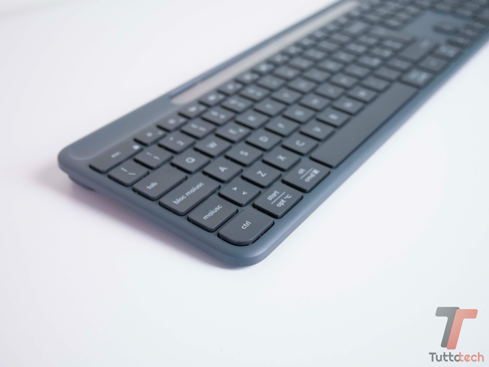 Logitech Signature Slim Solar+