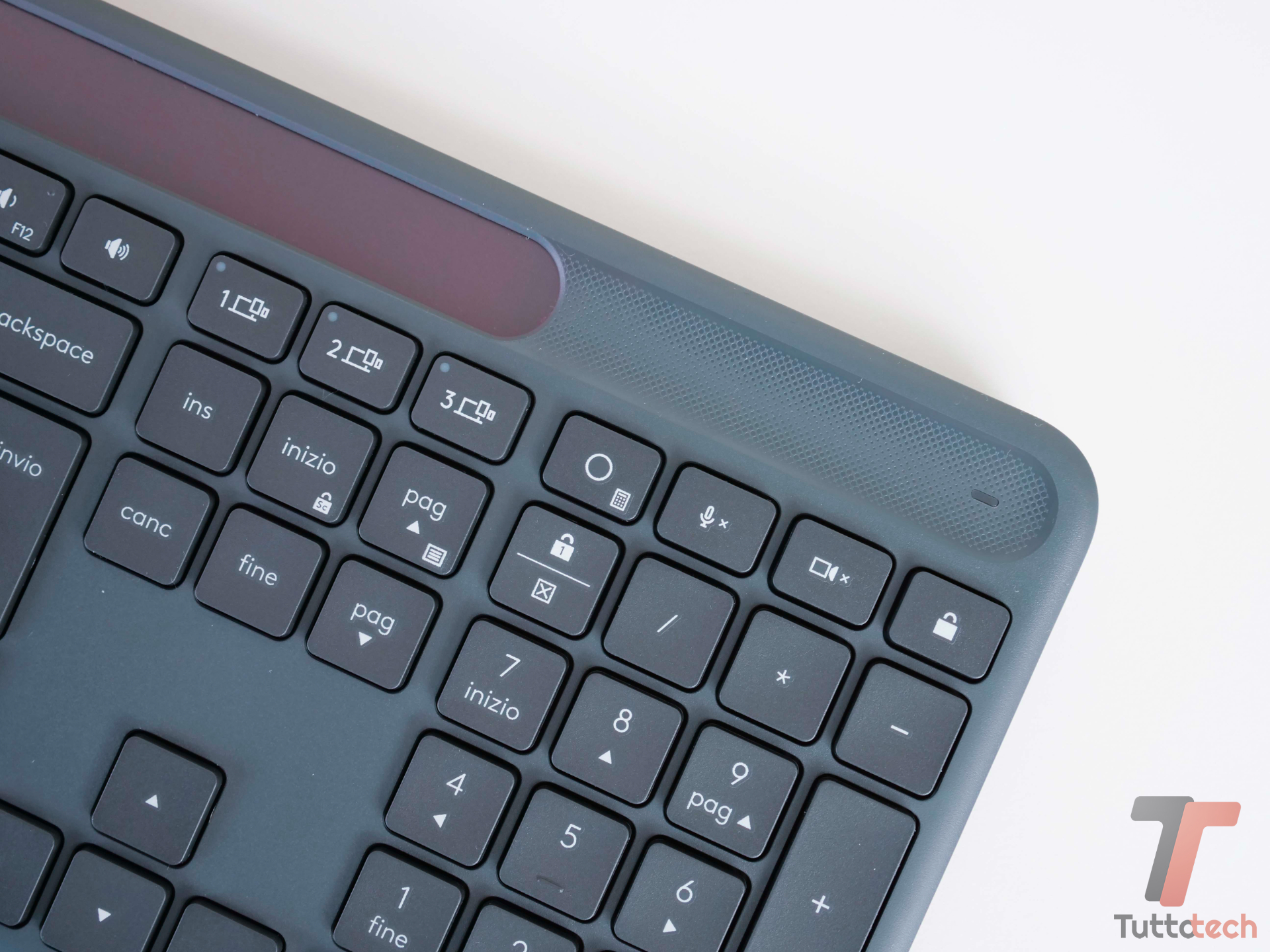 Logitech Signature Slim Solar+