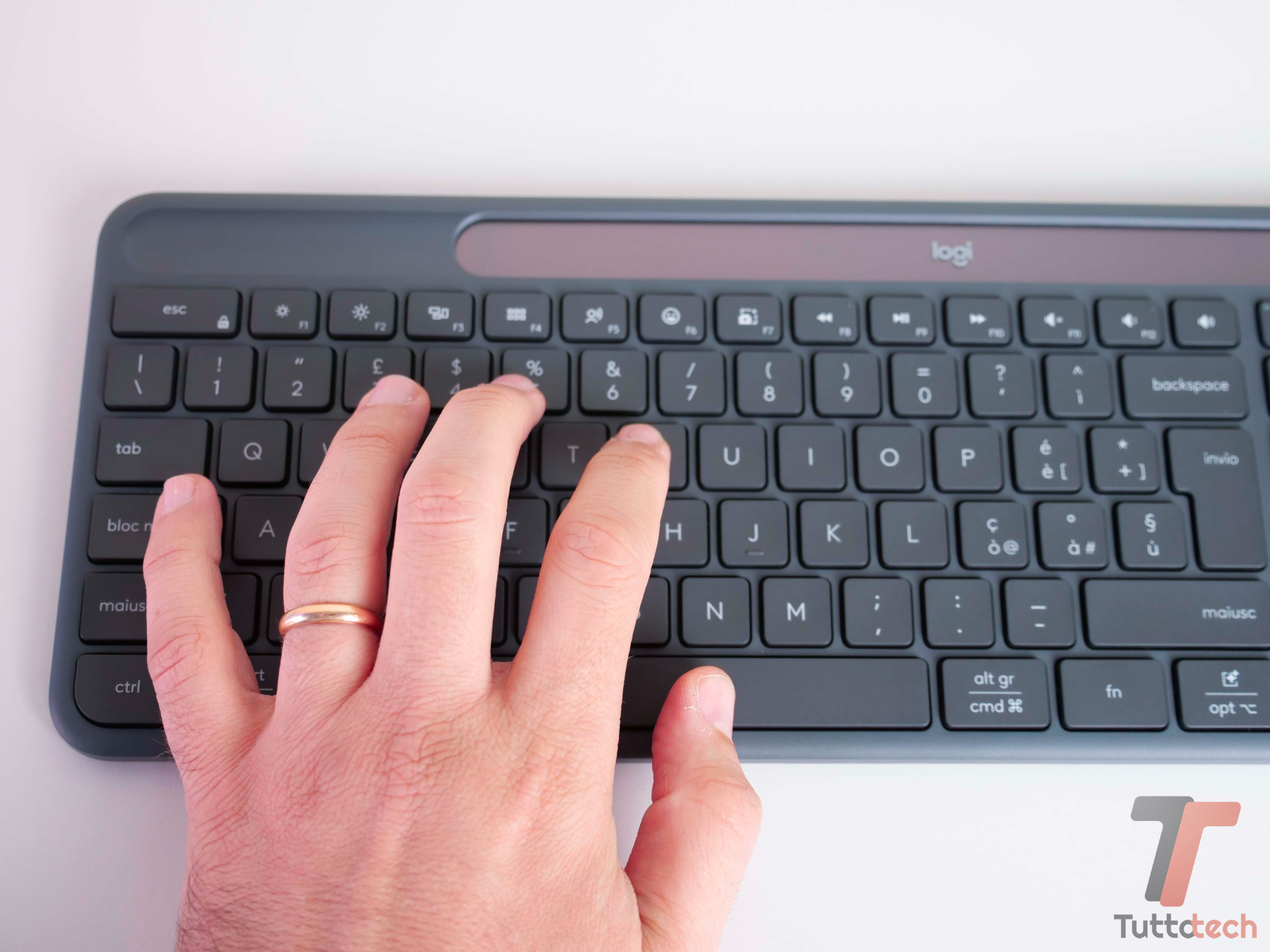 Logitech Signature Slim Solar+