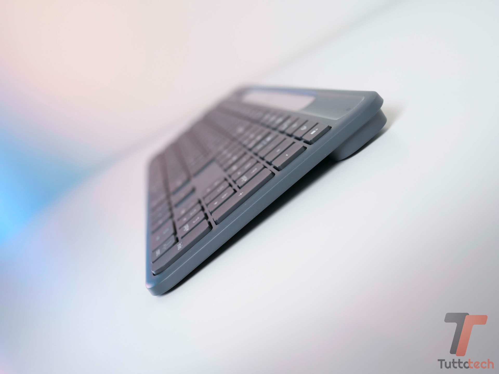 Logitech Signature Slim Solar+