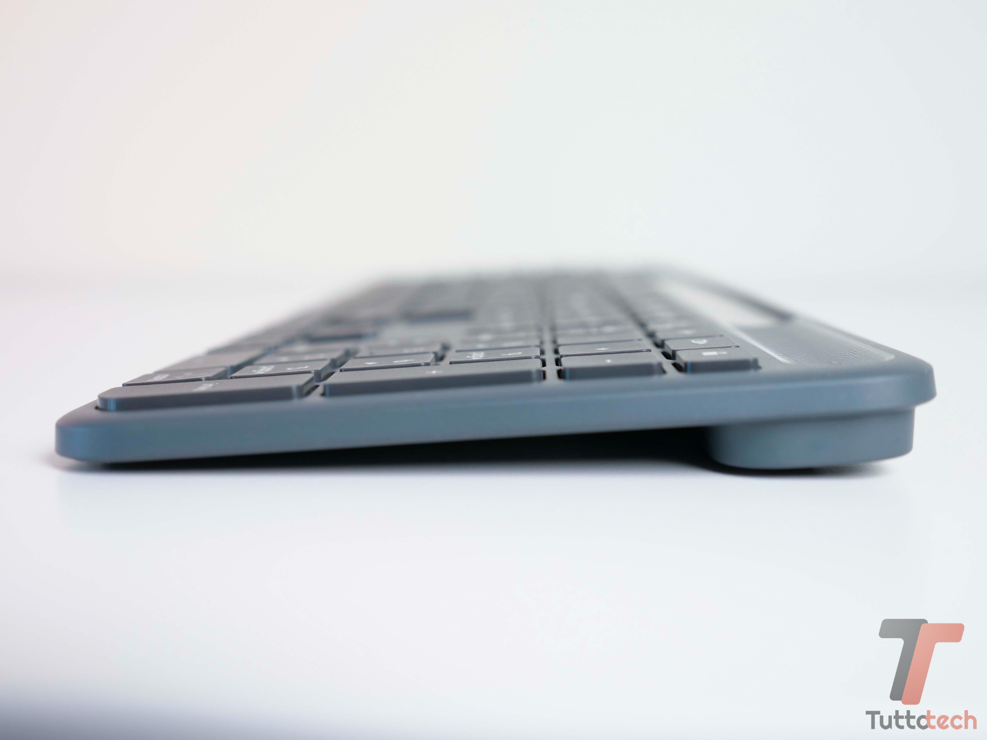 Logitech Signature Slim Solar+