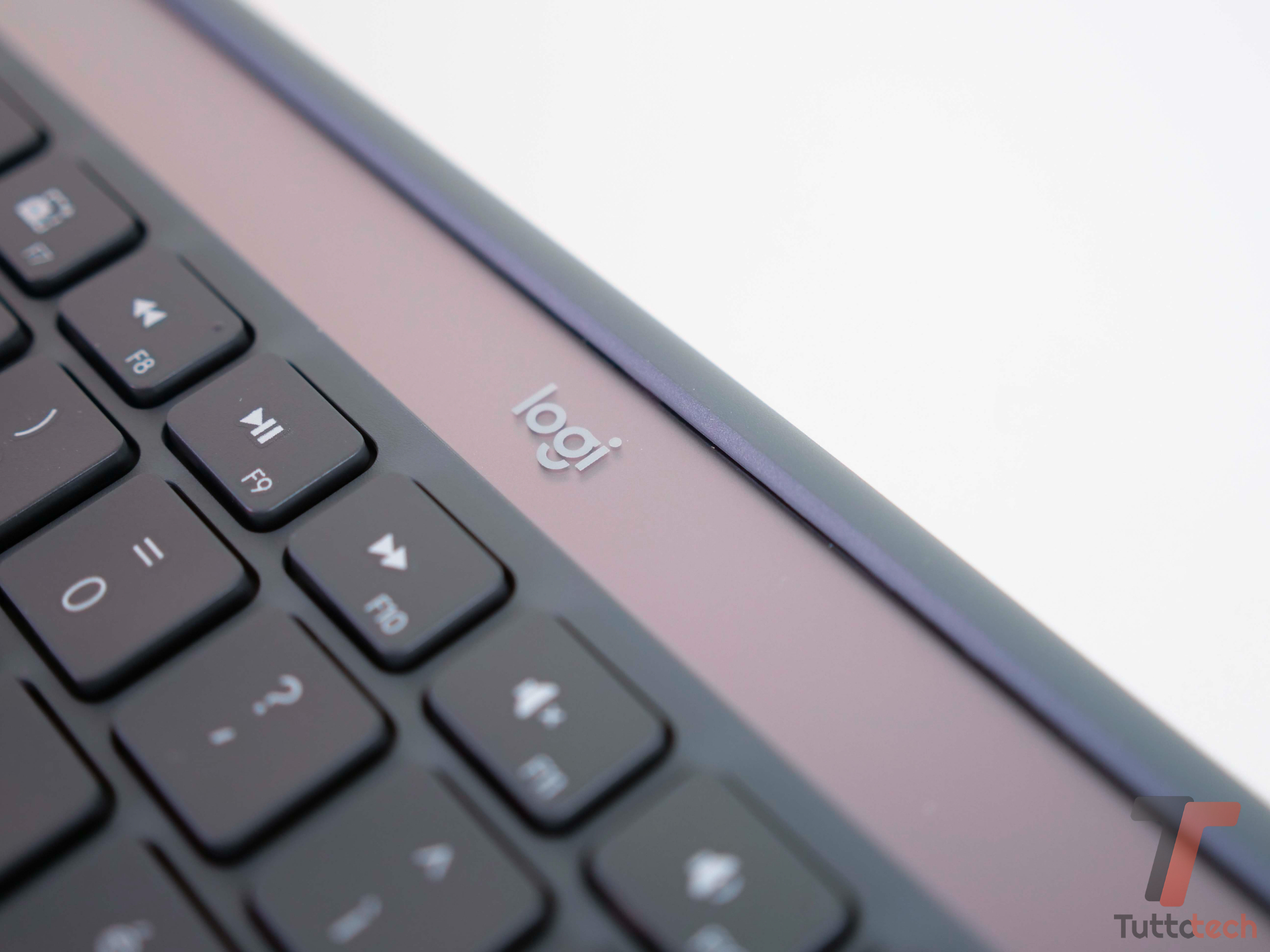 Logitech Signature Slim Solar+