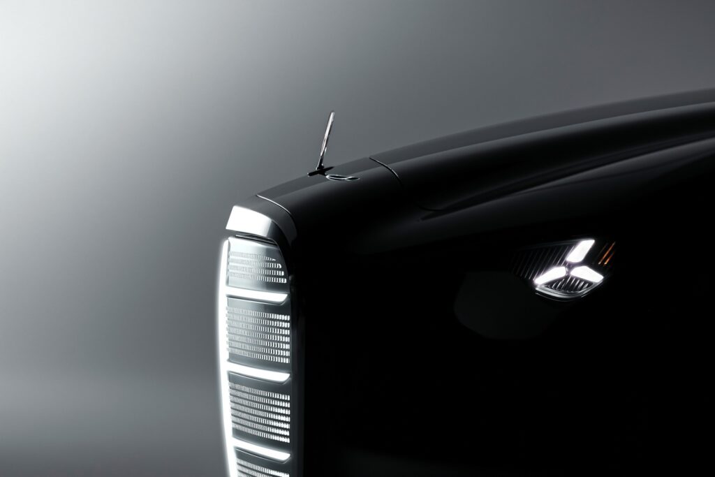 Mercedes Vision Iconic è l'auto elettrica del futuro che si ricarica grazie alla luce solare 10