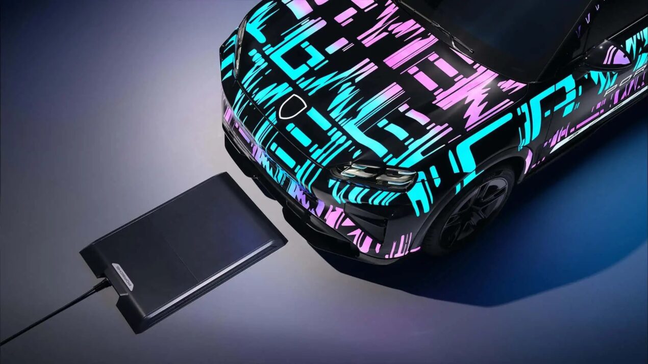 Porsche introduce la ricarica wireless integrata di fabbrica, ma non entra nei veicoli esistenti
