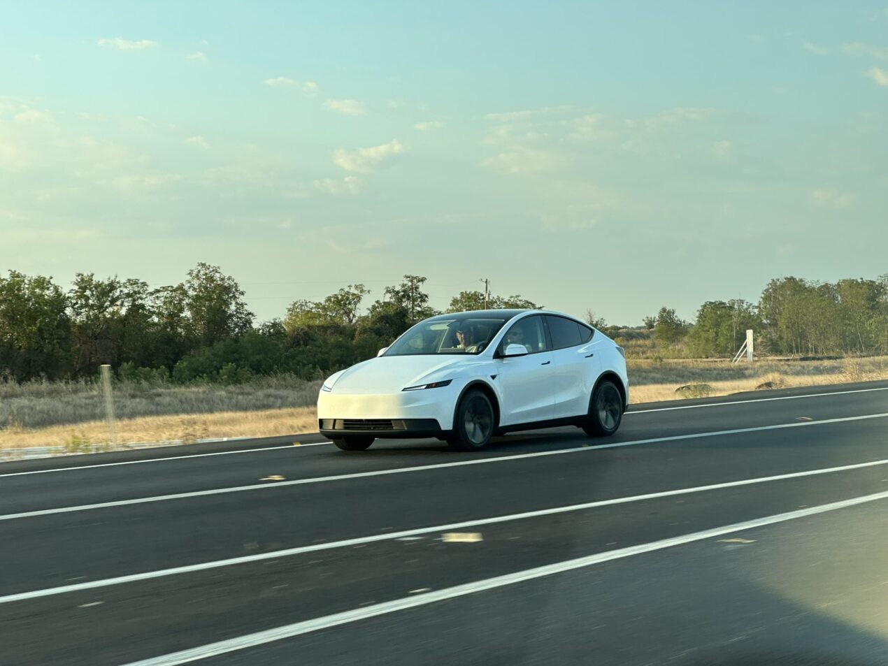È praticamente ufficiale: la Tesla Model Y "economica" sarà svelata il 7 ottobre, video teaser e prime immagini