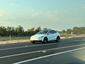 È praticamente ufficiale: la Tesla Model Y "economica" sarà svelata il 7 ottobre, video teaser e prime immagini 5