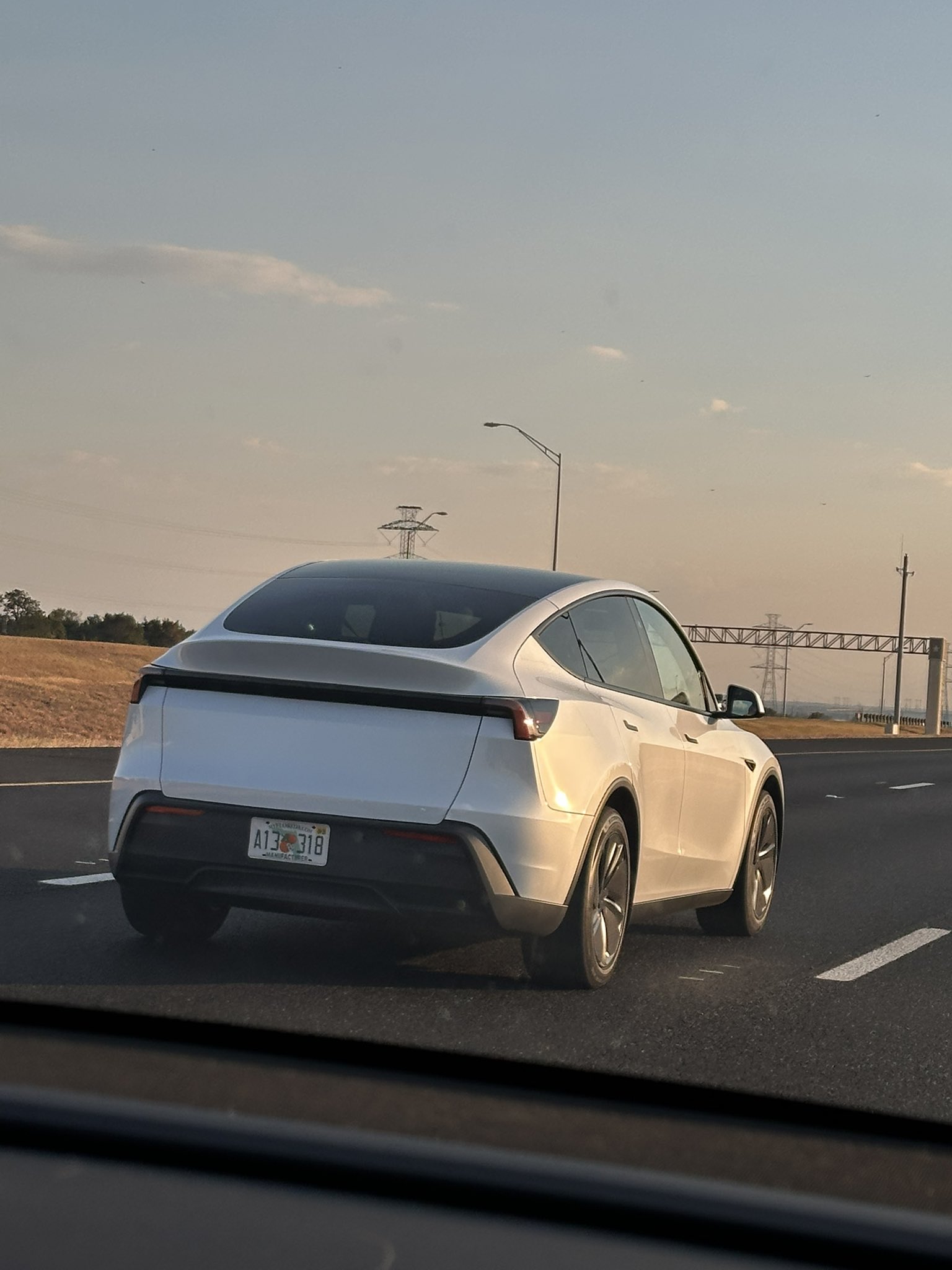È praticamente ufficiale: la Tesla Model Y "economica" sarà svelata il 7 ottobre, video teaser e prime immagini 12