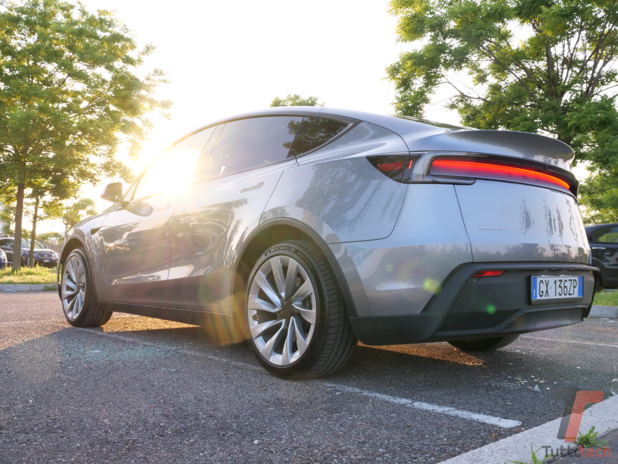 Tesla rilascia il nuovo Full Self-Driving v14.3: reazioni più rapide e comportamenti ancora più umani