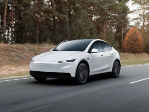 Tesla Model Y Standard già disponibile in Italia, in tempo per gli incentivi: da 28.990 euro 1