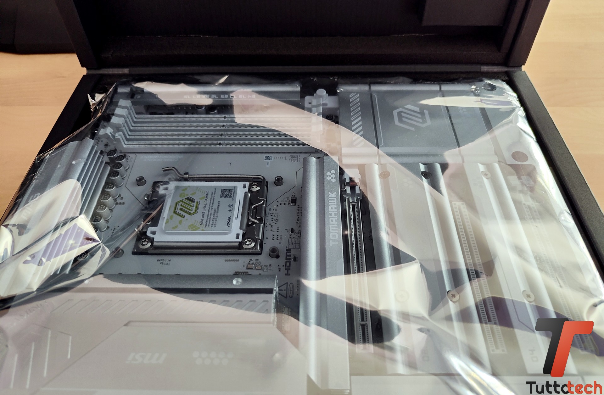 Recensione MSI MAG X870E TOMAHAWK MAX WIFI PZ: scheda madre con connettori nascosti per le build AM5 5