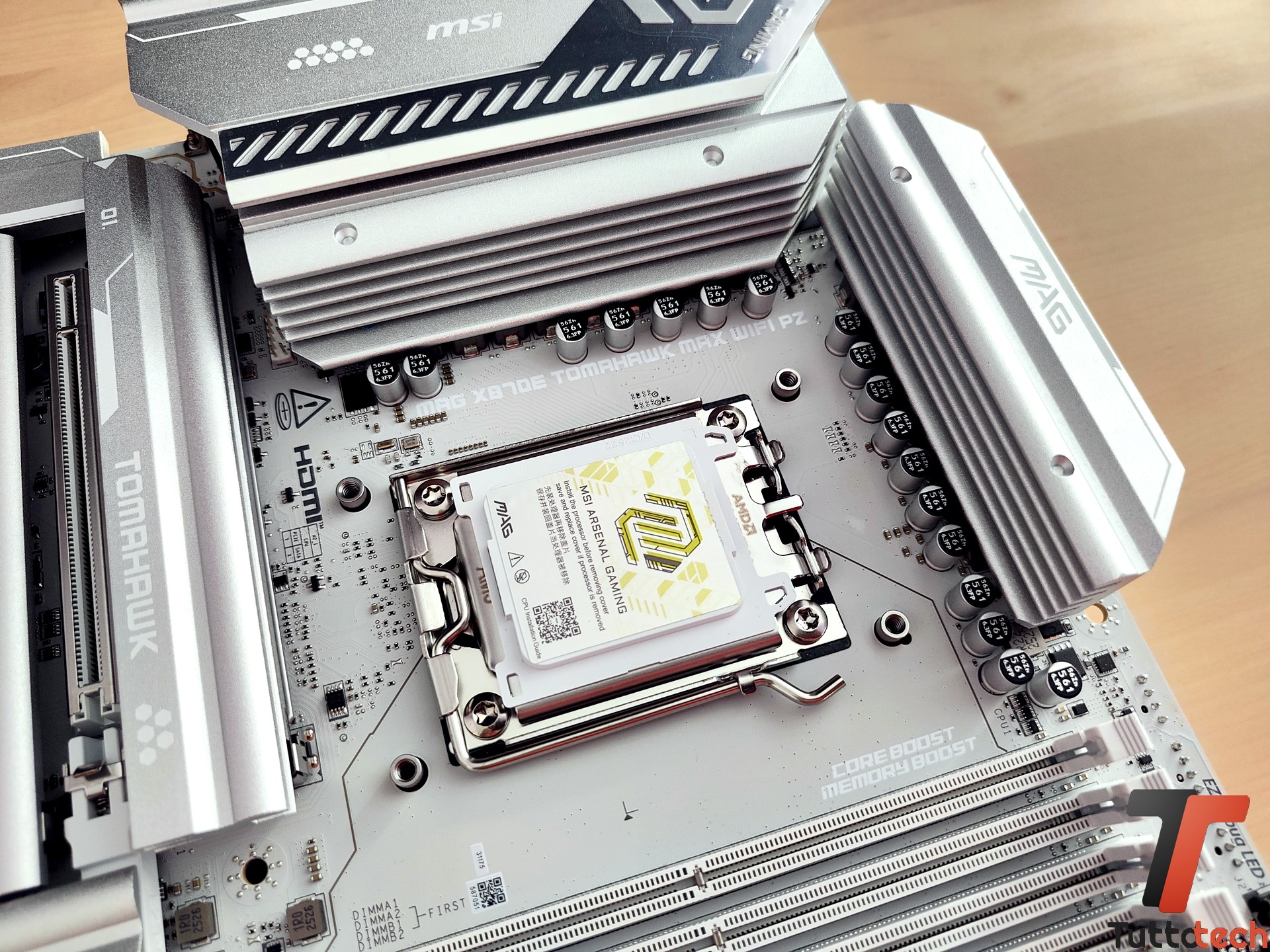 Recensione MSI MAG X870E TOMAHAWK MAX WIFI PZ: scheda madre con connettori nascosti per le build AM5 7