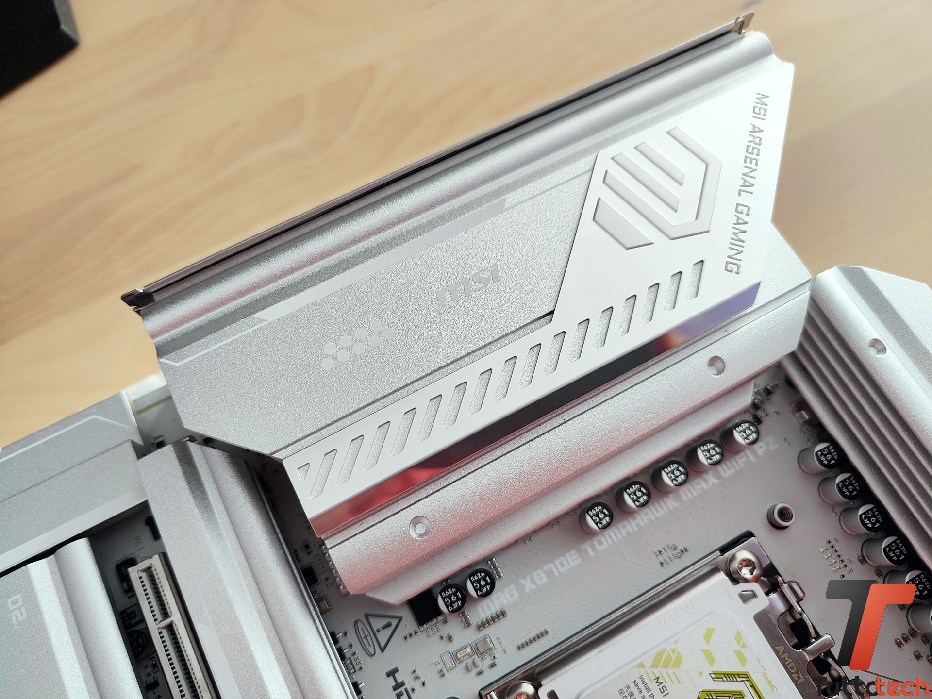 Recensione MSI MAG X870E TOMAHAWK MAX WIFI PZ: scheda madre con connettori nascosti per le build AM5 9