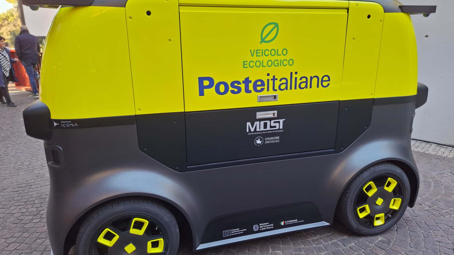 BOXi è la microcar autonoma di Poste Italiane che rivoluzionerà le consegne 10