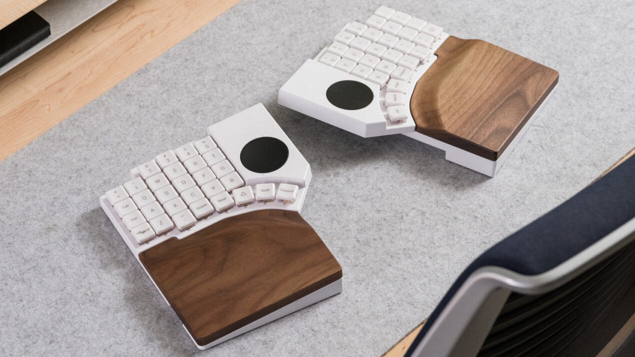 MoErgo Go60 ufficiale: la tastiera wireless divisa punta su portabilità, doppi touchpad e firmware ZMK