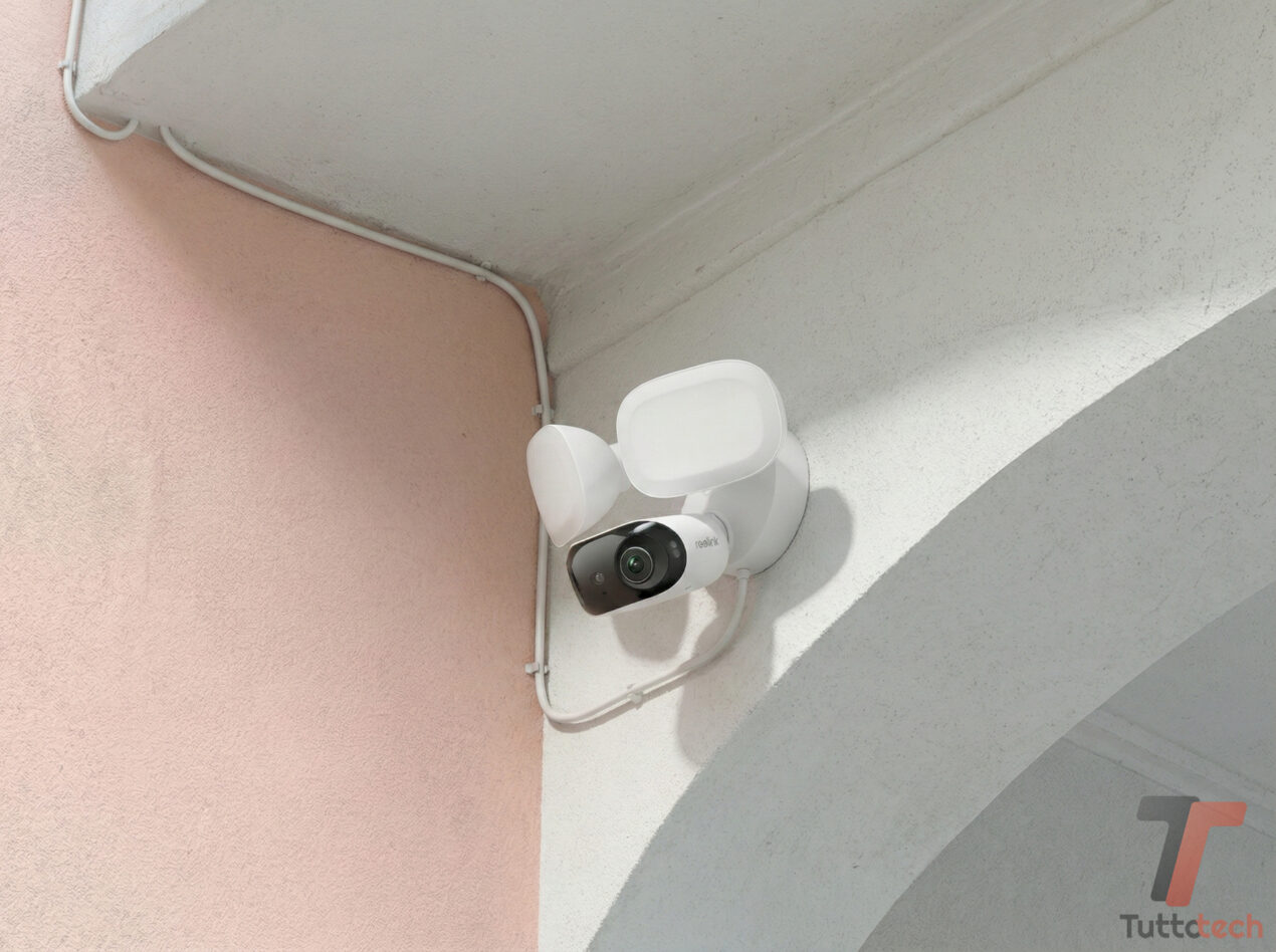 Recensione Reolink Elite Floodlight WiFi: telecamera di sicurezza a prova di Lupin in offerta Cyber Monday