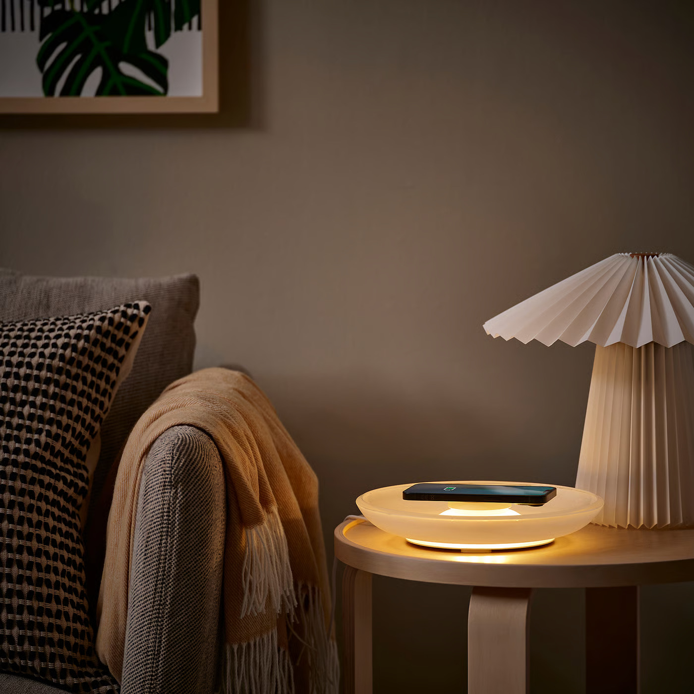 IKEA lancia Västmärke: tre nuovi caricabatterie wireless di design con certificazione Qi2 8