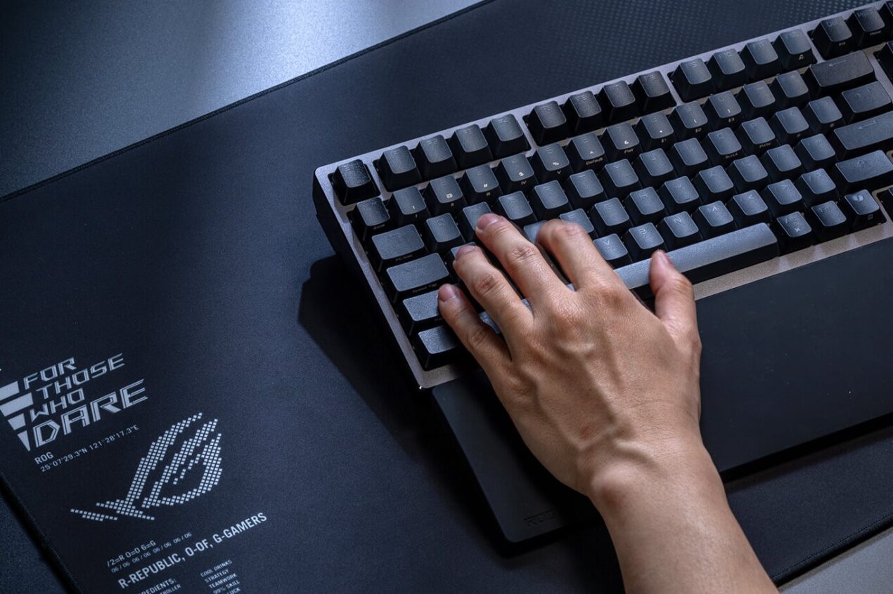 ASUS ROG Azoth 96 HE debutta in Europa a 400 euro: tastiera gaming al top con display OLED