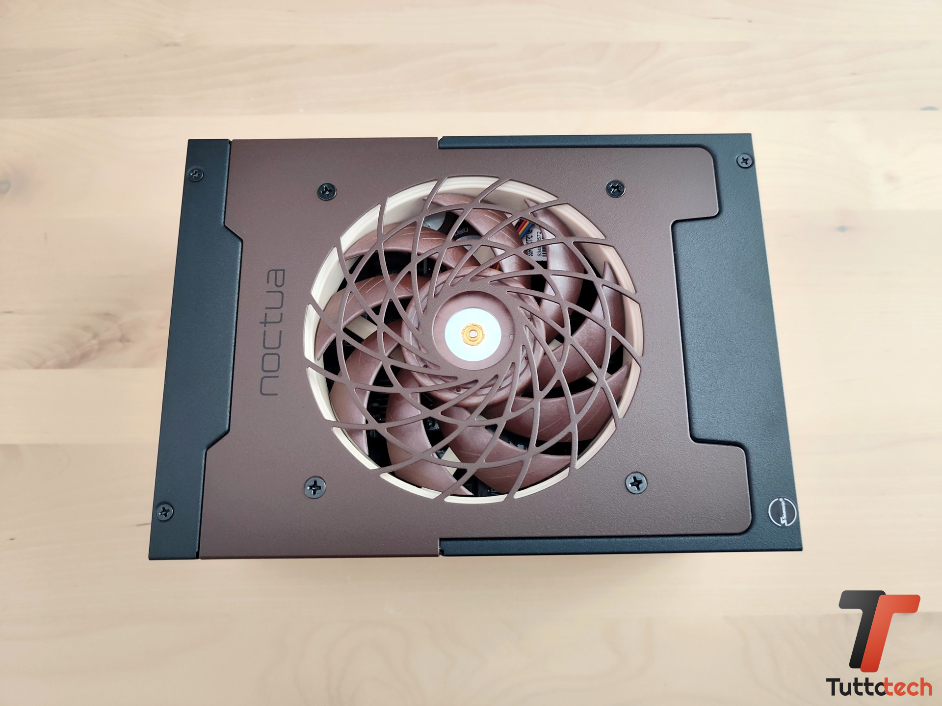 Recensione Seasonic PRIME TX-1600 Noctua Edition: un vero titano, può alimentare due RTX 5090 8