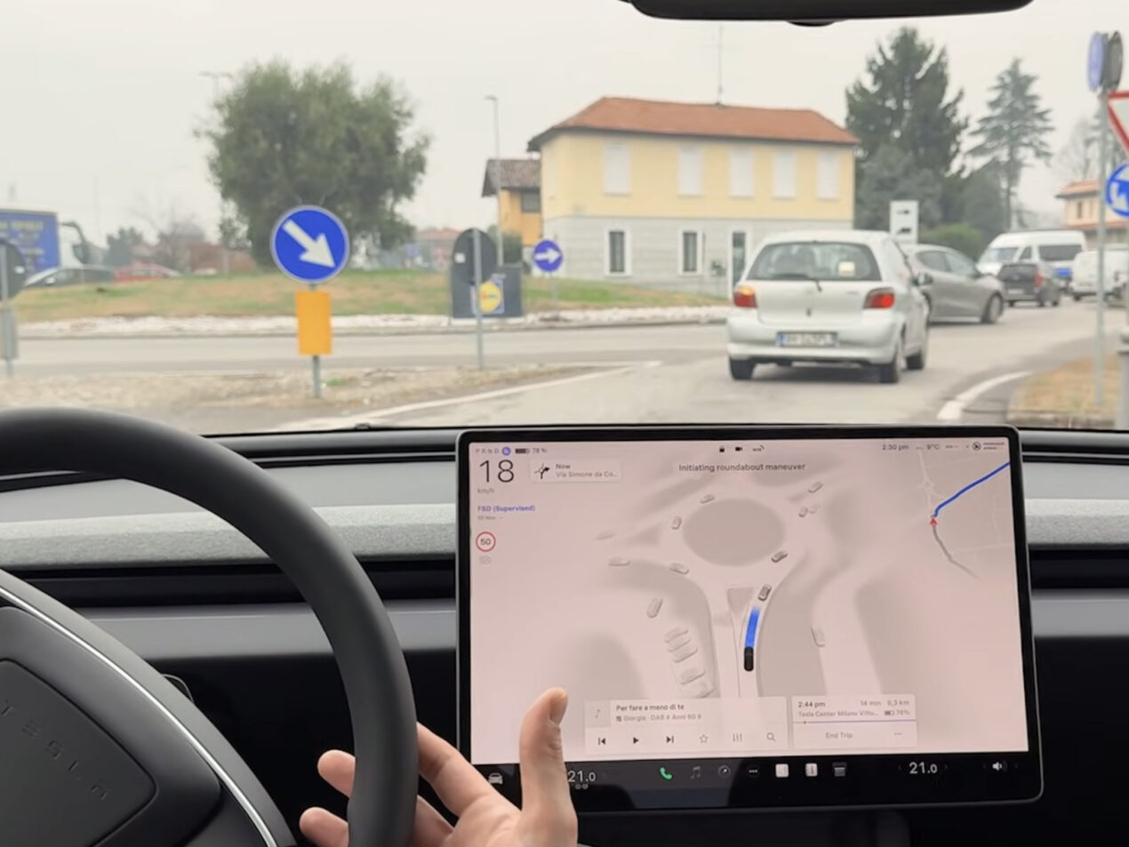 Abbiamo provato in anteprima la Guida Autonoma FSD di Tesla in Italia: è sovraumana (video)