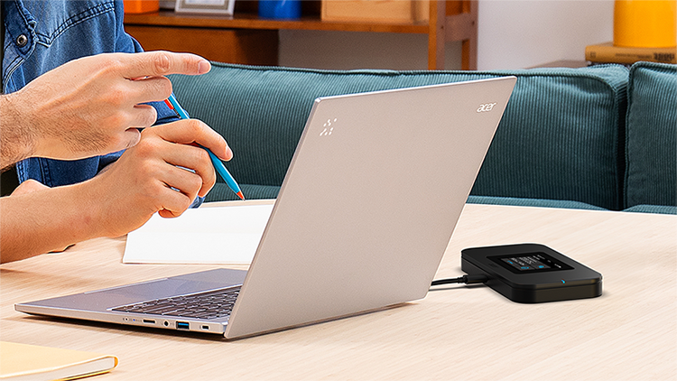 Acer Connect M4D 5G Hybrid Mi-Fi-Lifestyle-01