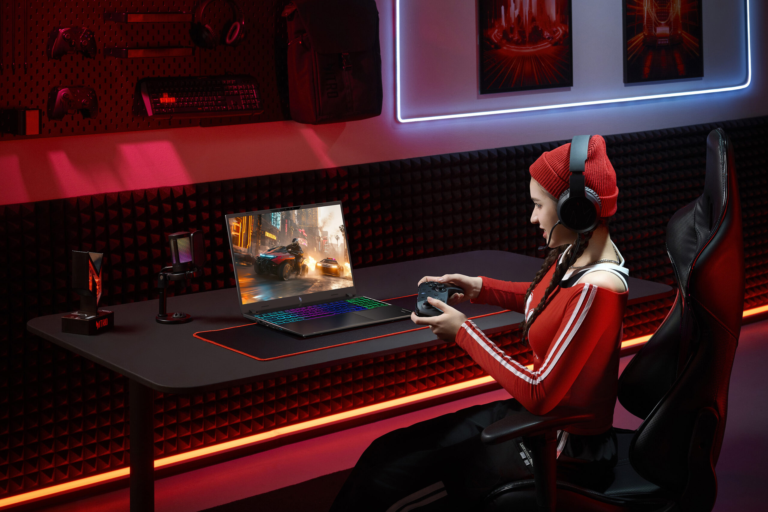 Acer Nitro V 16 AI-ANV16-A71-Lifestyle-02