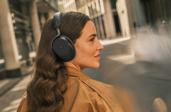 Jabra Evolve3 ufficiali in Italia: cuffie smart con cancellazione del rumore e IA