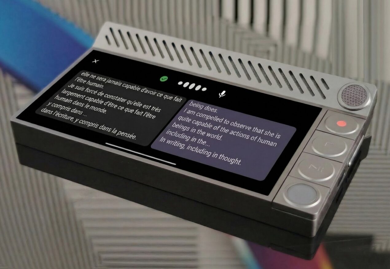 Oxtak presenta Moneypenny AI al CES 2026: il registratore vocale che riassume, traduce e risponde alle domande