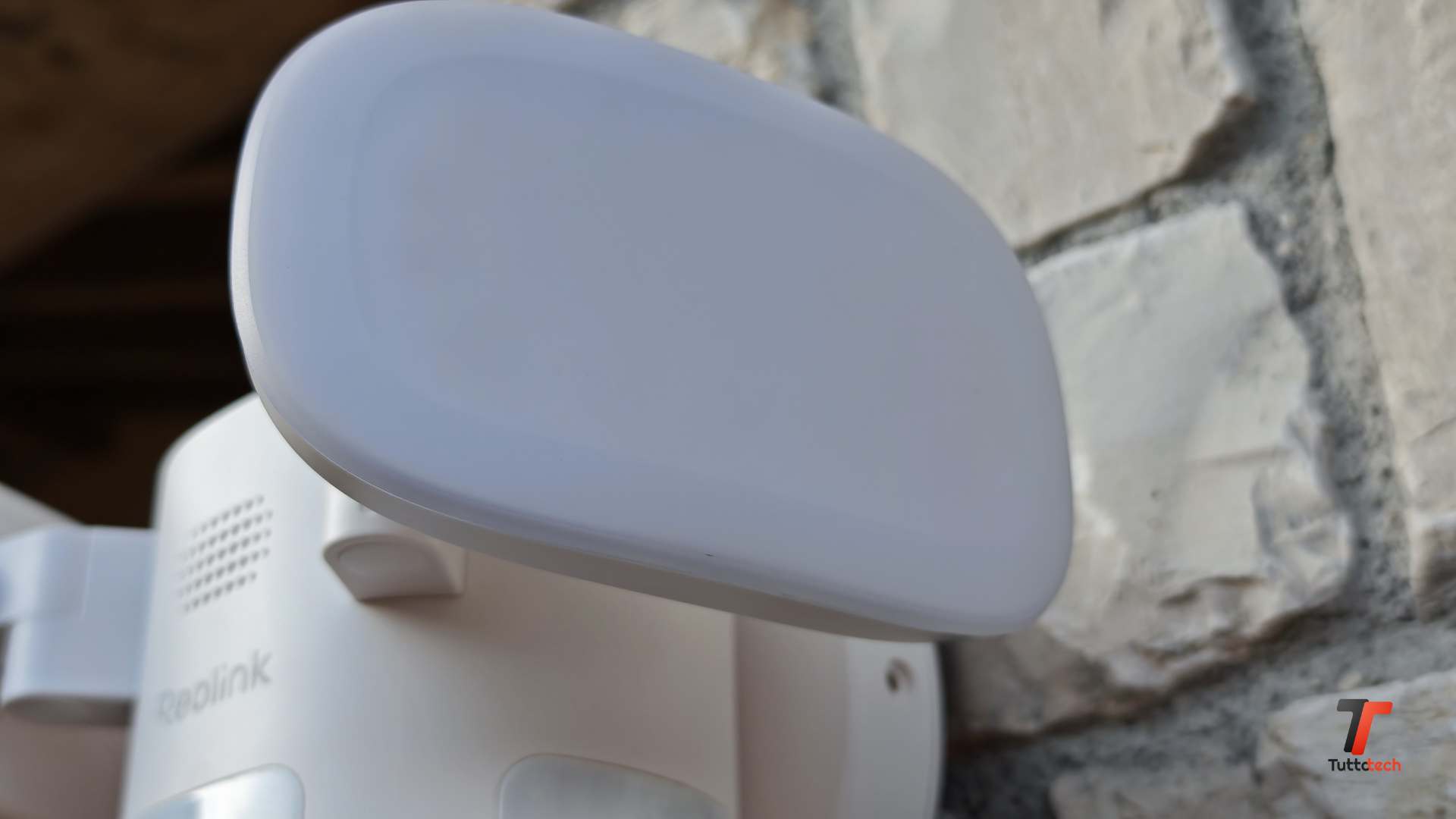 Recensione Reolink TrackFlex Floodlight WiFi, la telecamera che vede oltre i suoi obiettivi 4