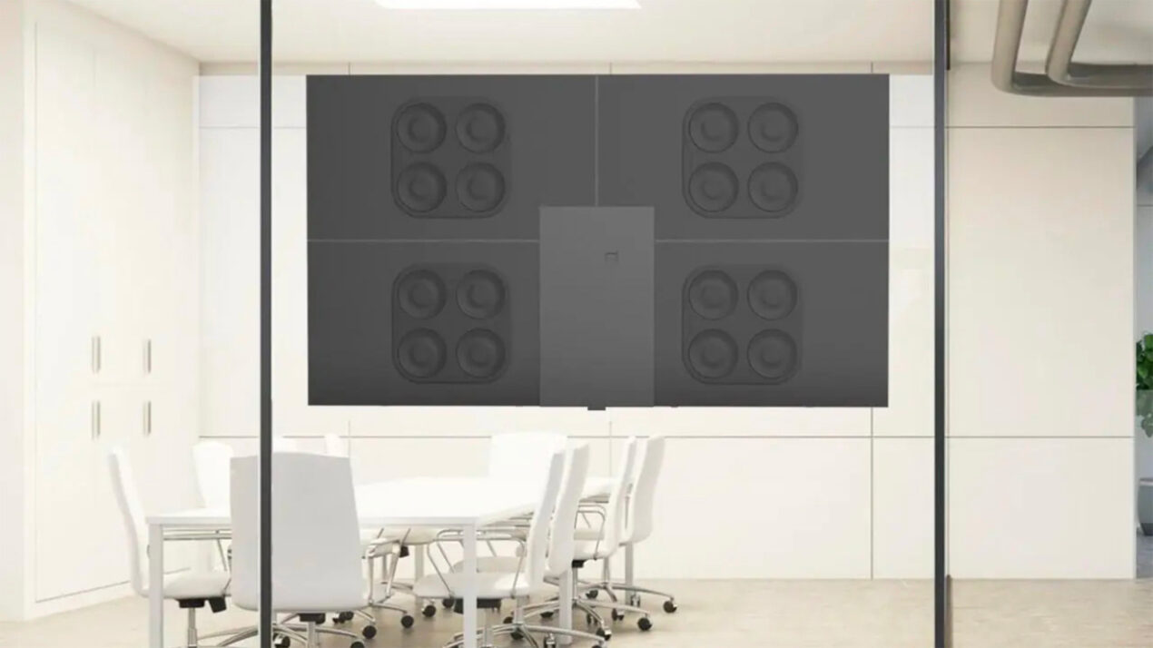 Displace Wall è la nuova TV del CES 2026 che si installa a muro senza viti