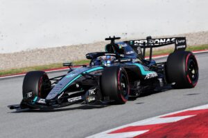 Andrea Kimi Antonelli alla guida della Mercedes W17 di Formula 1 a Barcellona