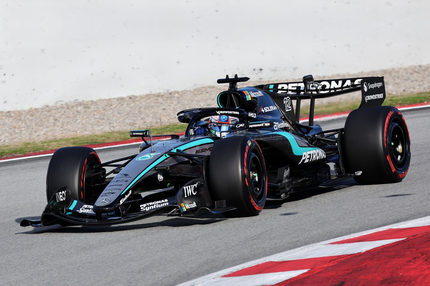 Andrea Kimi Antonelli alla guida della Mercedes W17 di Formula 1 a Barcellona