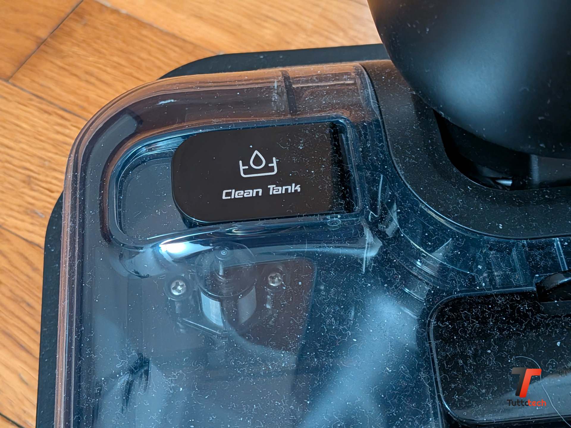 Recensione Eureka FloorShine 460, potenza da top di gamma a un prezzo entry-level 4