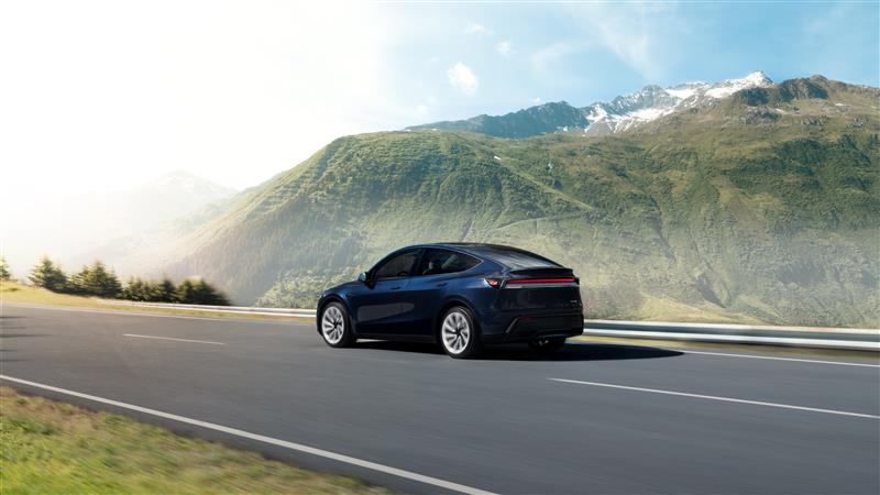 Tesla Model Y a 7 posti arriva in Italia, annunciata ufficialmente: prezzo e modello 4