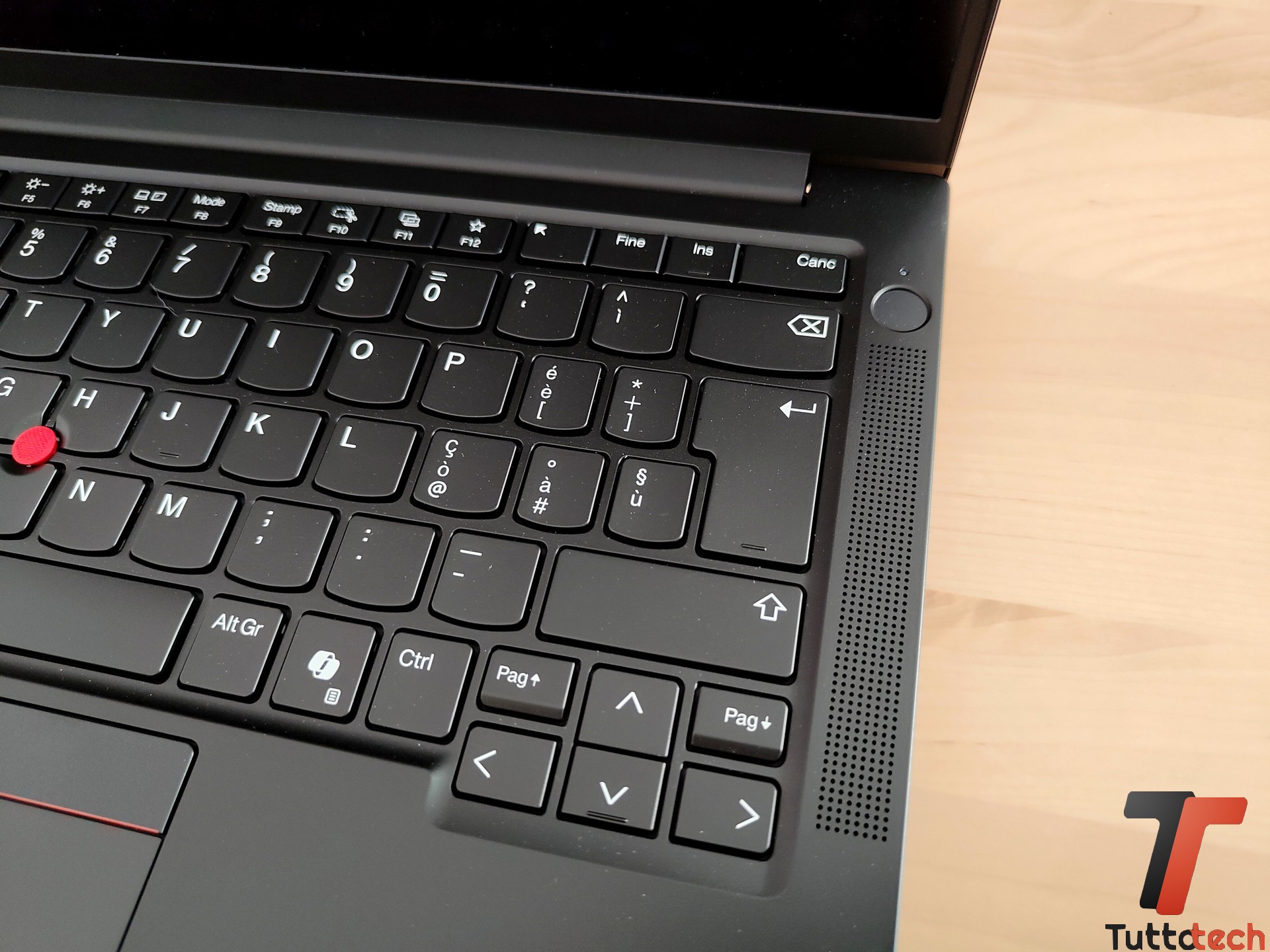 Recensione Lenovo ThinkPad E14 Gen 7: è ottimo per lavorare in mobilità 9