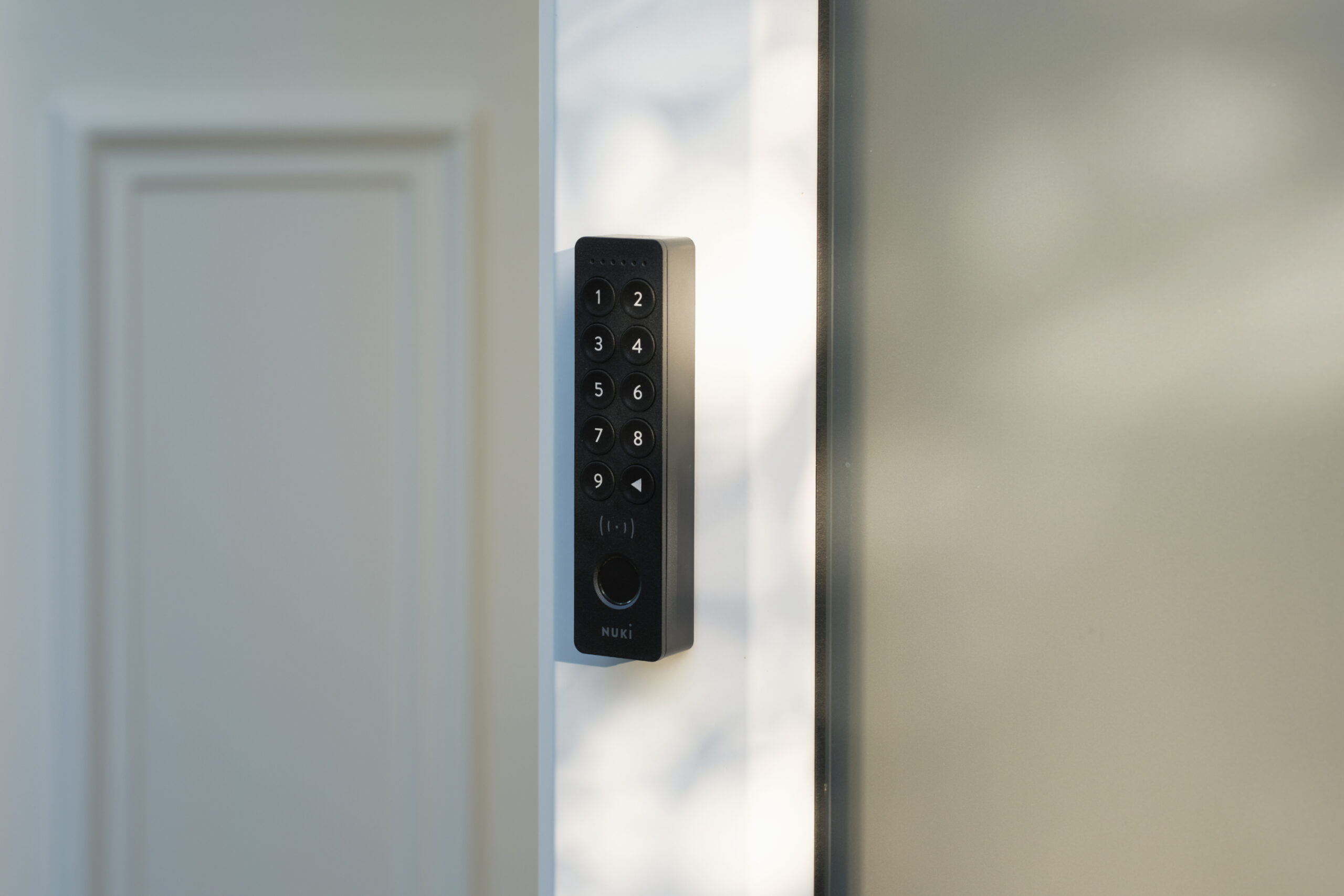 Nuki Keypad 2 NFC easily mounted on door frame  ©Nuki 1 scaled