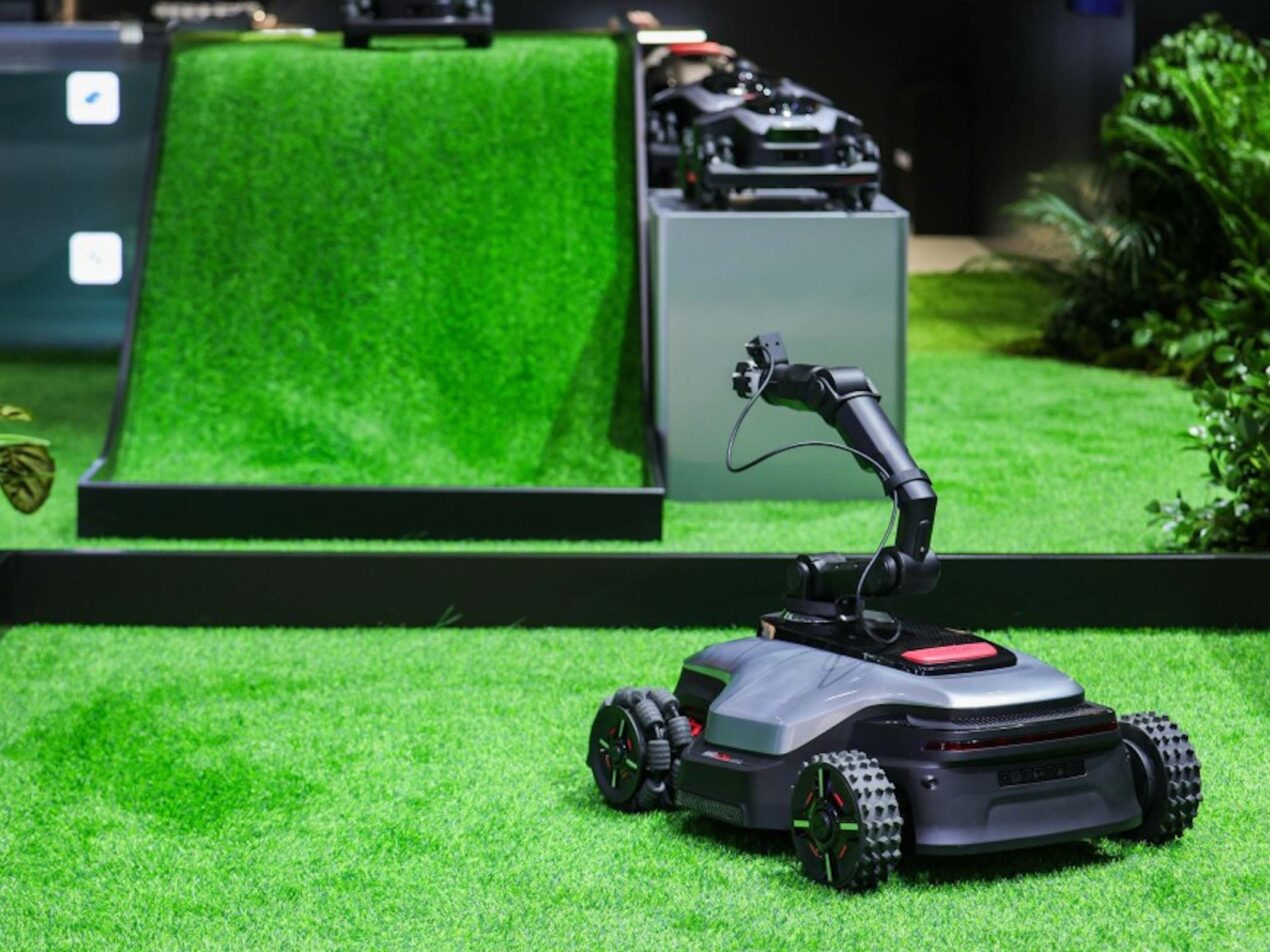 Dreame Apex è il prototipo di robot tagliaerba con braccio robotico che annaffia e riordina il giardino