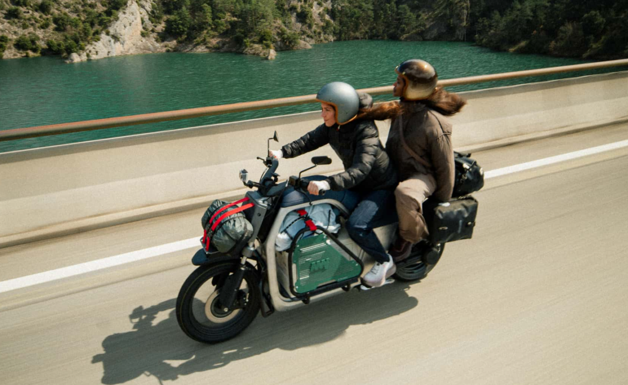 A metà tra uno scooter e un'auto: presentato ANY LUV1