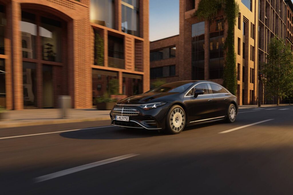 Mercedes EQS 2026 rivoluziona l'elettrico: 926 km di autonomia e primo steer-by-wire tedesco 1