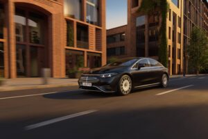 Mercedes EQS 2026 rivoluziona l'elettrico: 926 km di autonomia e primo steer-by-wire tedesco 5