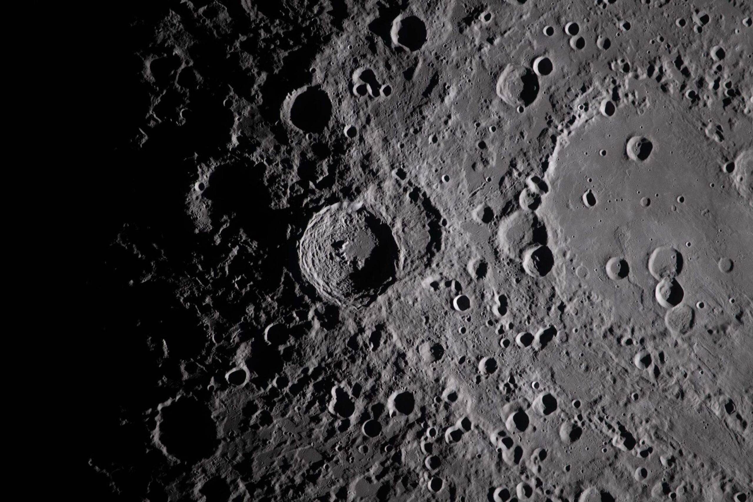 Pubblicate le prime spettacolari foto del sorvolo lunare di Artemis II (galleria) 2