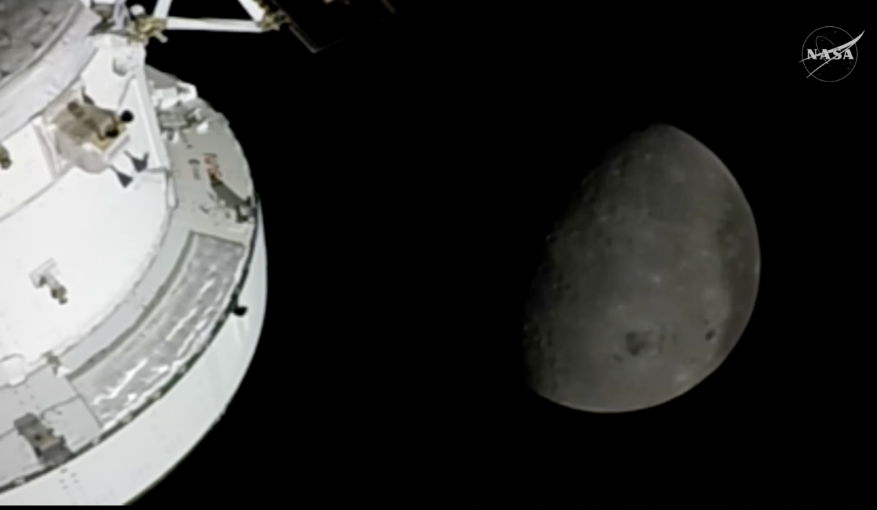 Stanotte Artemis II sorvola la Luna, come vederlo live: battuto il record di distanza di Apollo 13