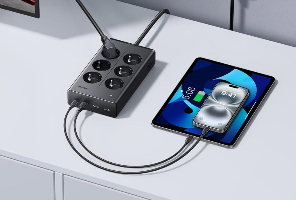 La scrivania perfetta con meno di 24€: offerta sulla ciabatta UGREEN 10 in 1 per caricare di tutto 4