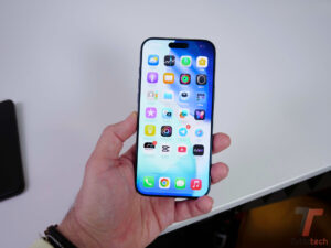 Apple pensa al ritorno dei bordi curvi con il presunto Liquid Glass Display 1