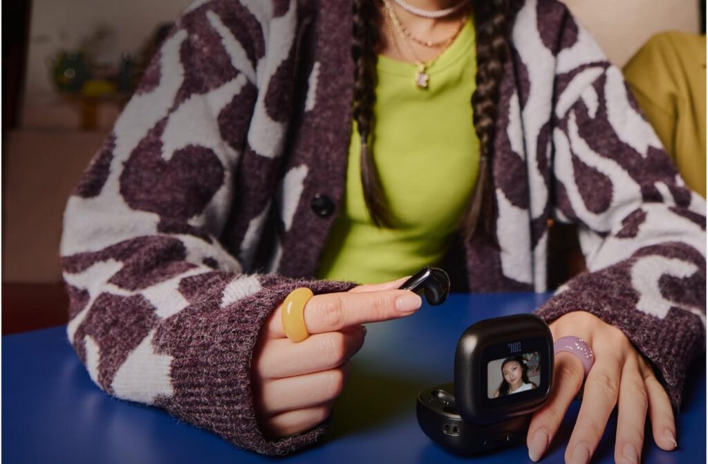 Minimo storico su Amazon per gli auricolari JBL Live Flex 3 con ANC e display nella custodia 4