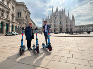 Milano, arrivano 2.000 nuovi monopattini Dott: batteria raddoppiata, ricarica wireless e promo lancio 1
