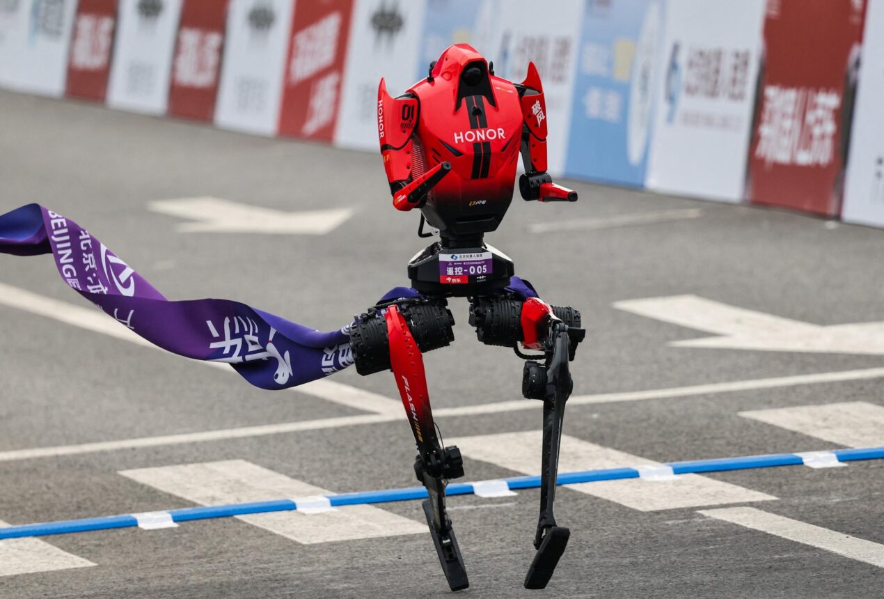 La mezza maratona dei robot torna a Pechino mostrando progressi enormi