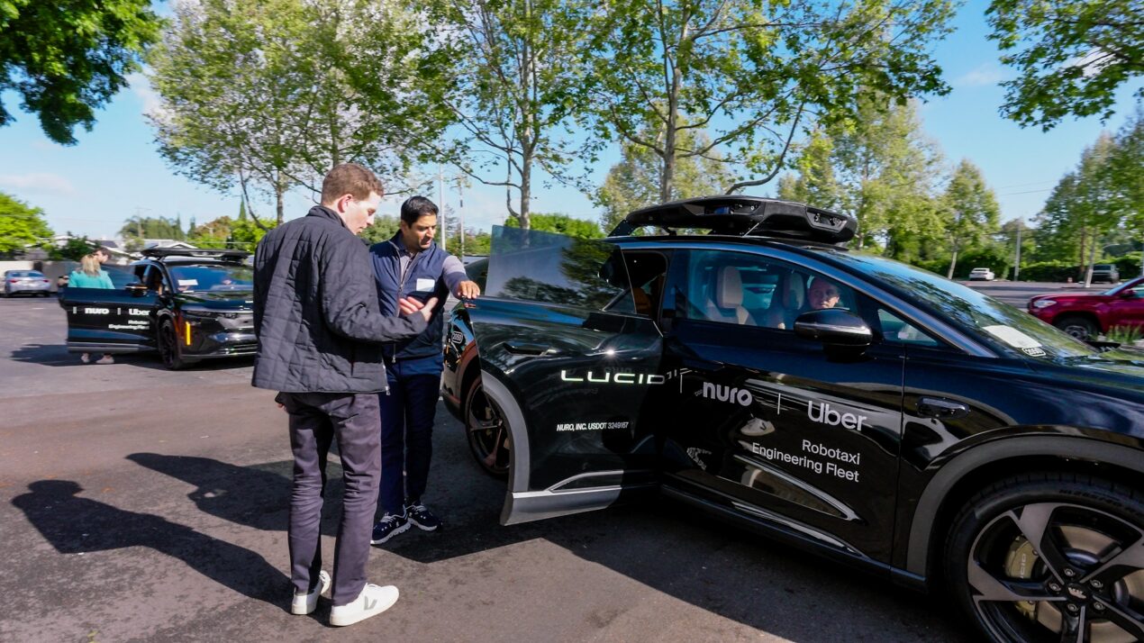 Uber, Nuro e Lucid accelerano sui robotaxi avviando i primi test reali per i dipendenti