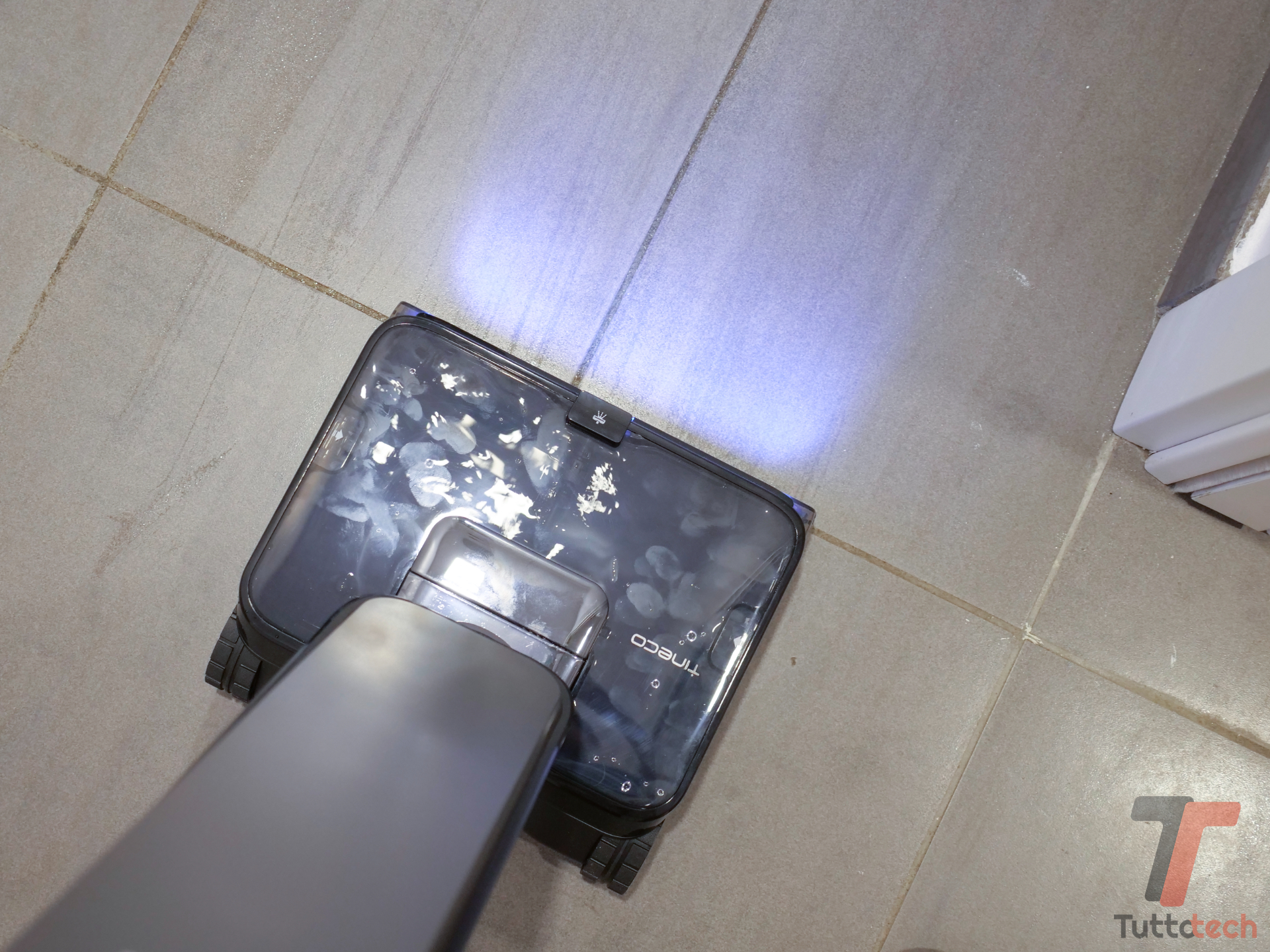 Recensione Tineco Floor One S9 Scientist: raschietto e spruzzo contro liquidi e macchie 17