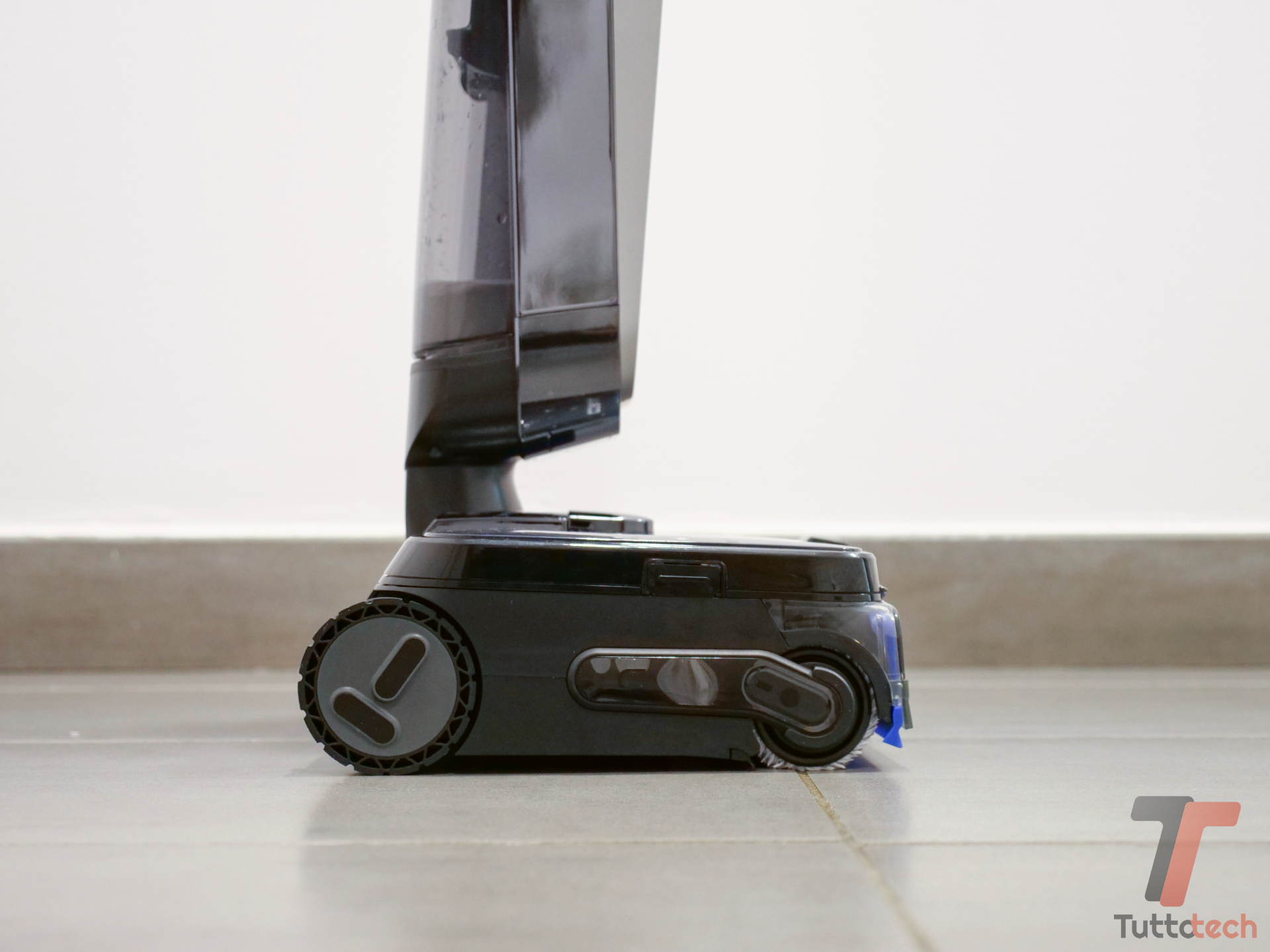 Recensione Tineco Floor One S9 Scientist: raschietto e spruzzo contro liquidi e macchie 16