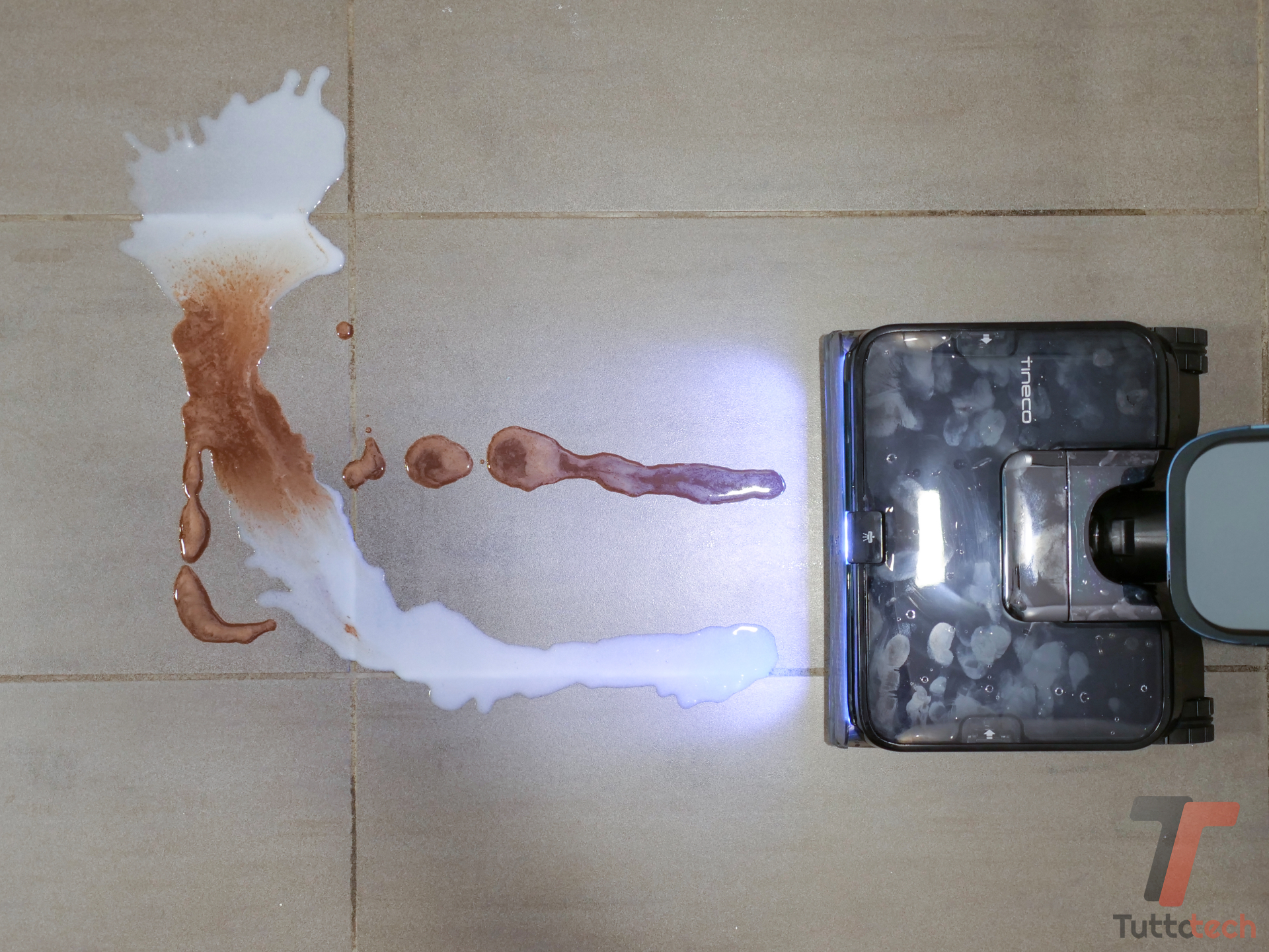 Recensione Tineco Floor One S9 Scientist: raschietto e spruzzo contro liquidi e macchie 9